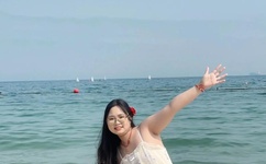 男友说迈开腿尝尝你的草莓包子摊